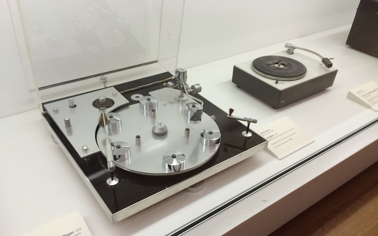 MoMA Tocadiscos "Transcriptor Hydraulic Reference" - Naranja Mecanica Kubrick