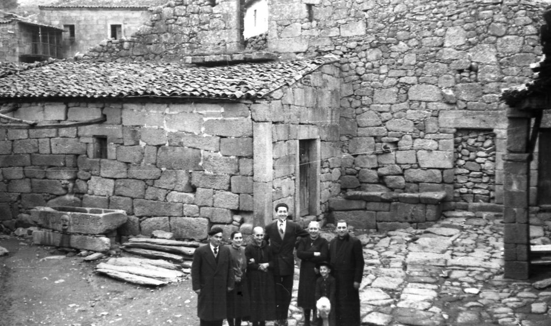 Tío cura, dueño de Telefunken Panchito en Cambeo, Orense 1953 . Radioexperto.com