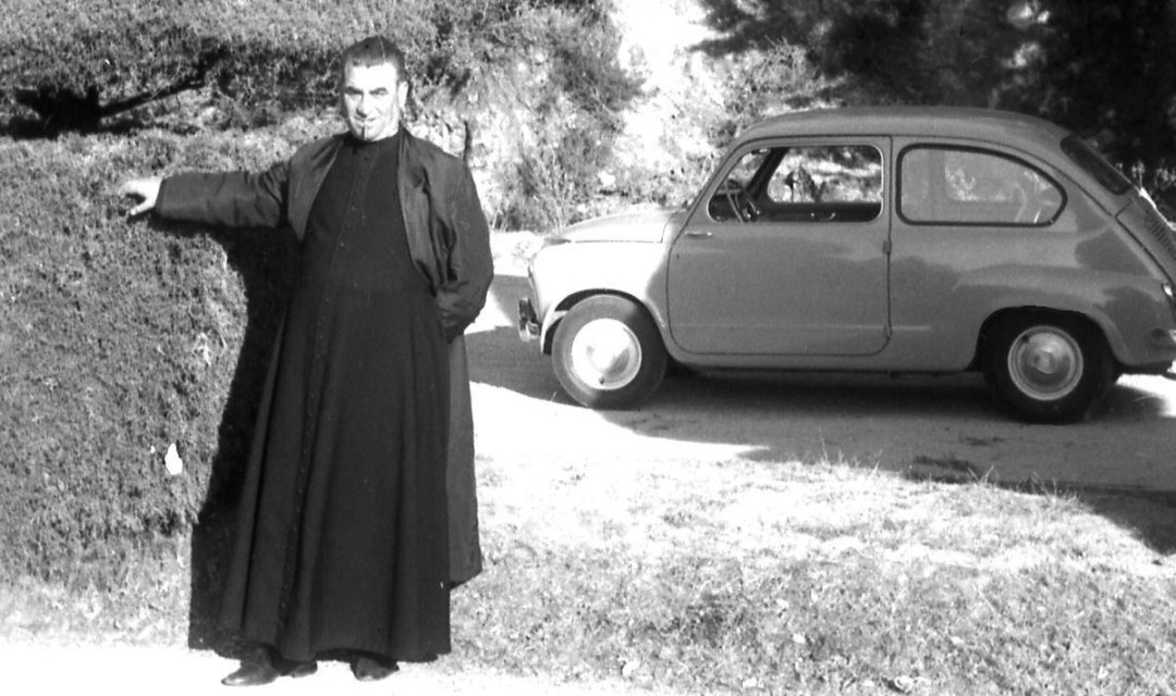 Tío cura, dueño de Telefunken Panchito y su Seat 600. Radioexperto.com